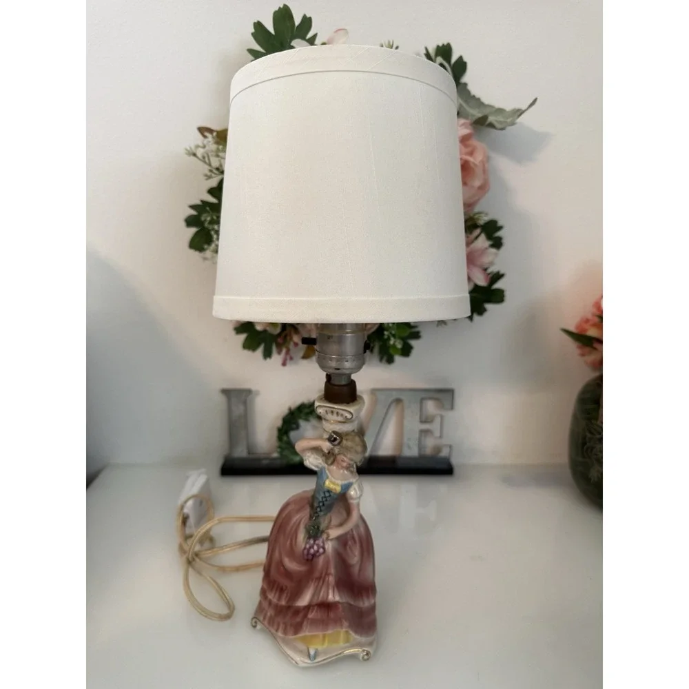 Vintage Victorian Figural Boudoir Lamp 10